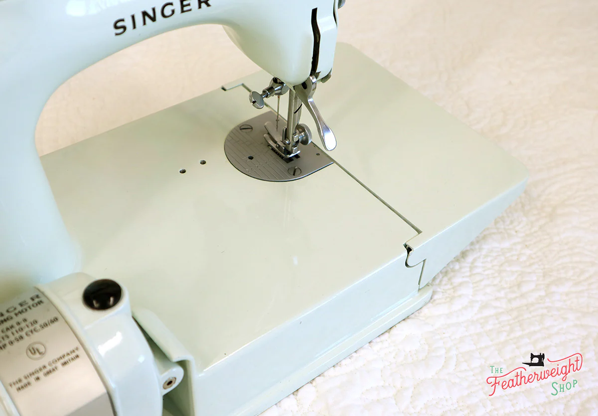 Singer Featherweight 221K Sewing Machine, WHITE EV9057** - Image 12