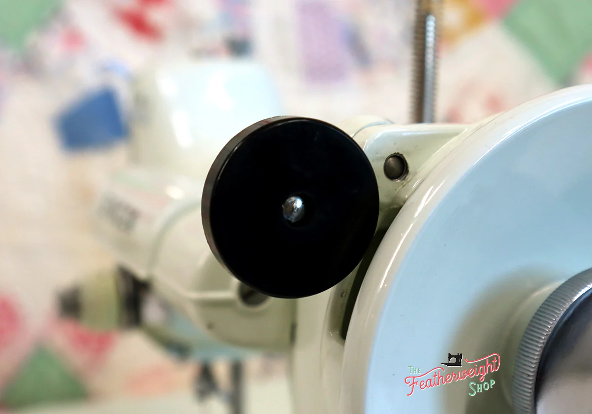 Singer Featherweight 221K Sewing Machine, WHITE EV9057** - Image 14
