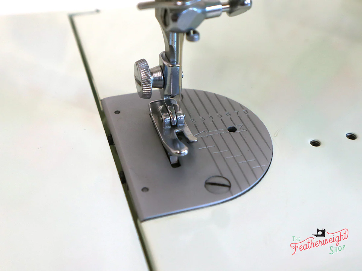 Singer Featherweight 221K Sewing Machine, WHITE EV9057** - Image 16