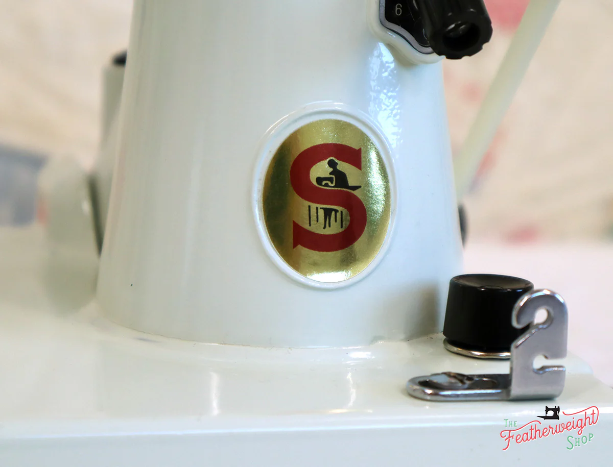 Singer Featherweight 221K Sewing Machine, WHITE EV9057** - Image 17
