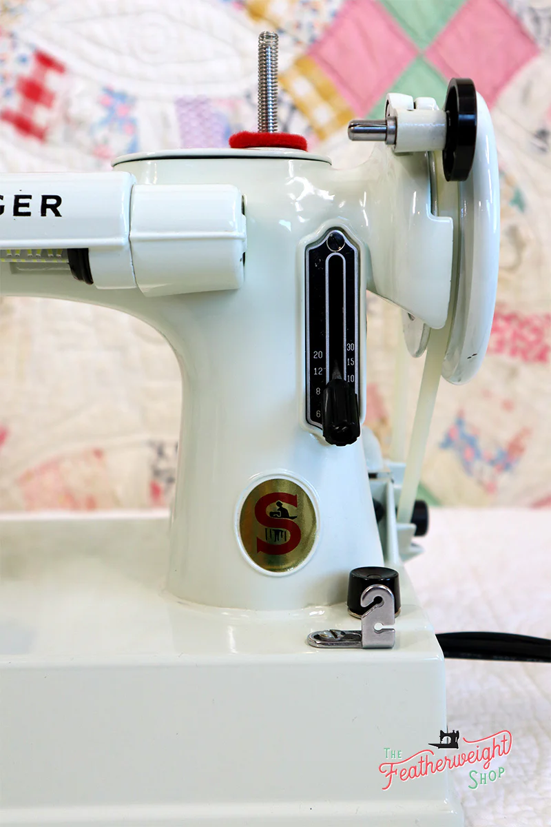 Singer Featherweight 221K Sewing Machine, WHITE EV9057** - Image 18
