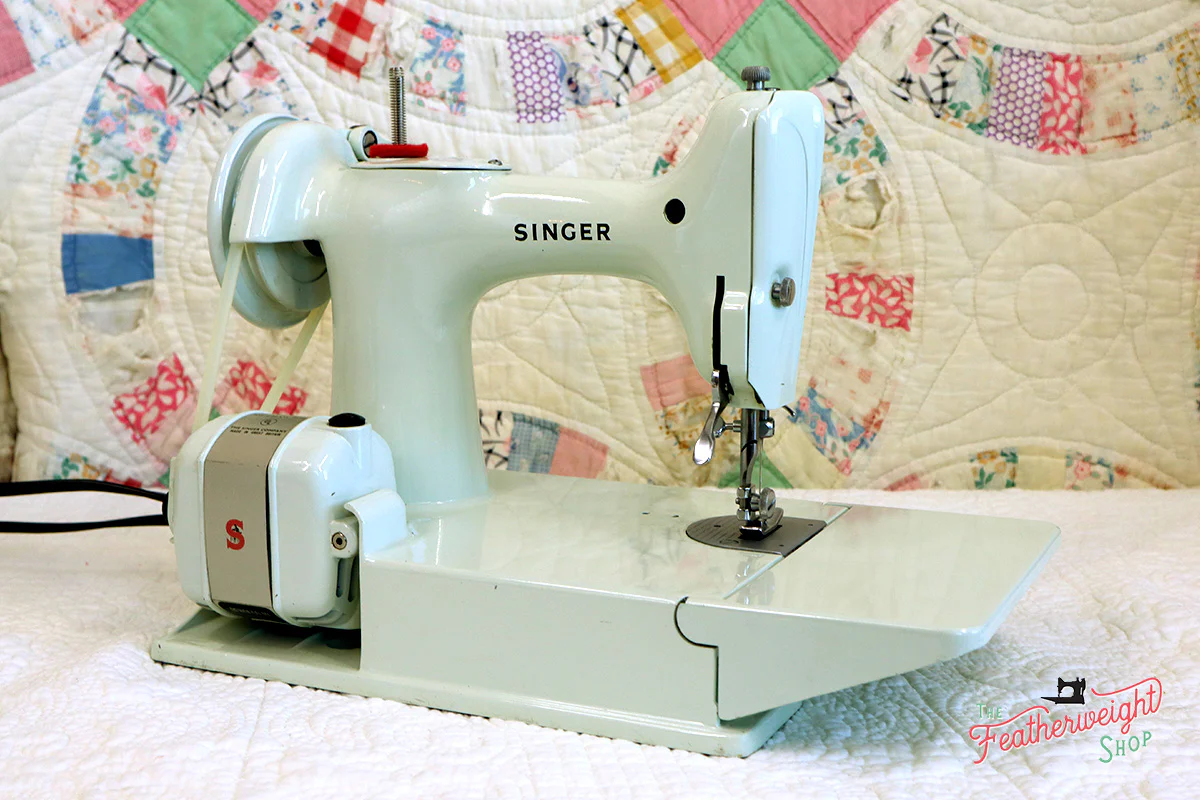 Singer Featherweight 221K Sewing Machine, WHITE EV9057** - Image 6