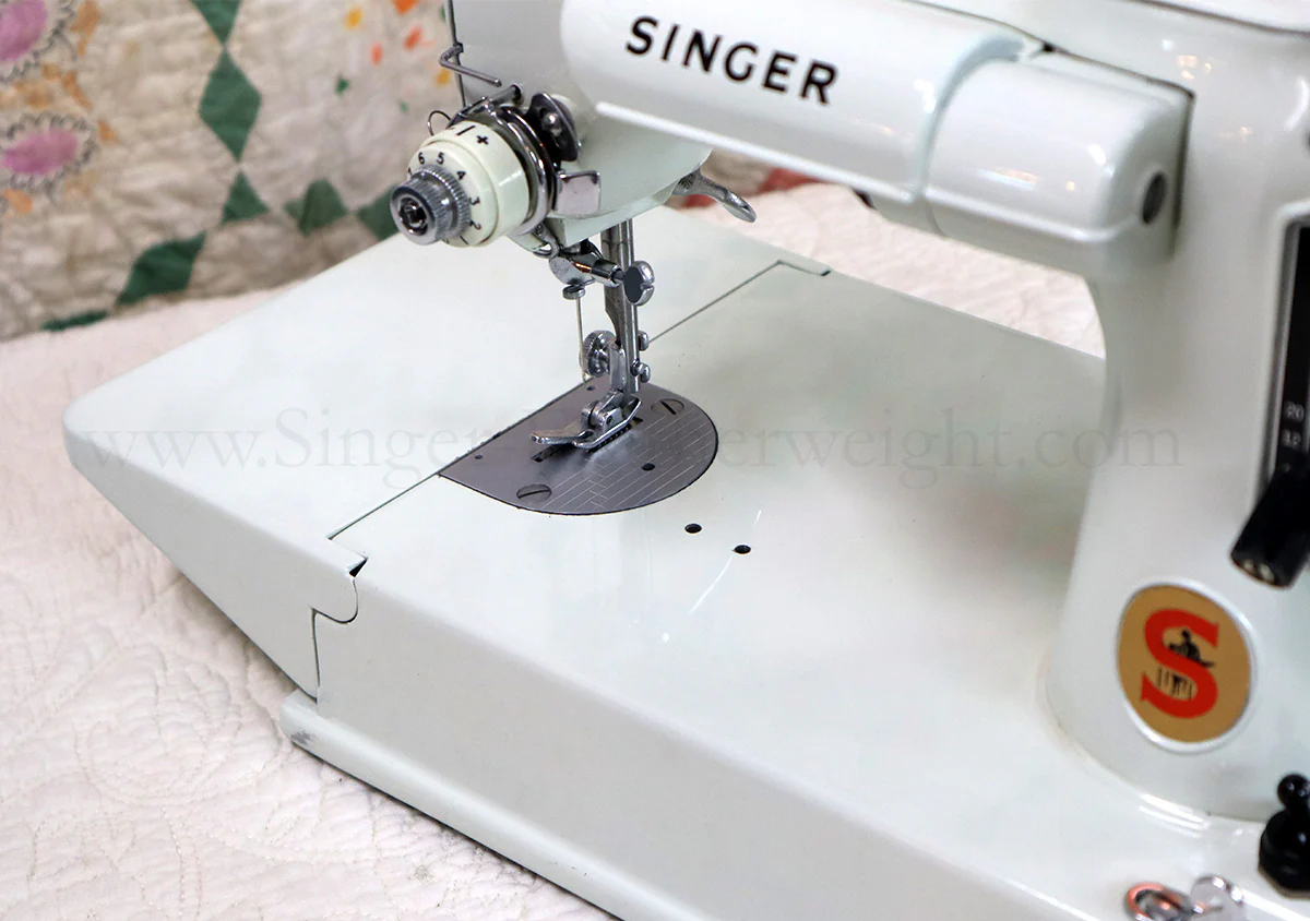 Singer Featherweight 221K Sewing Machine, WHITE EV957*** - Image 11
