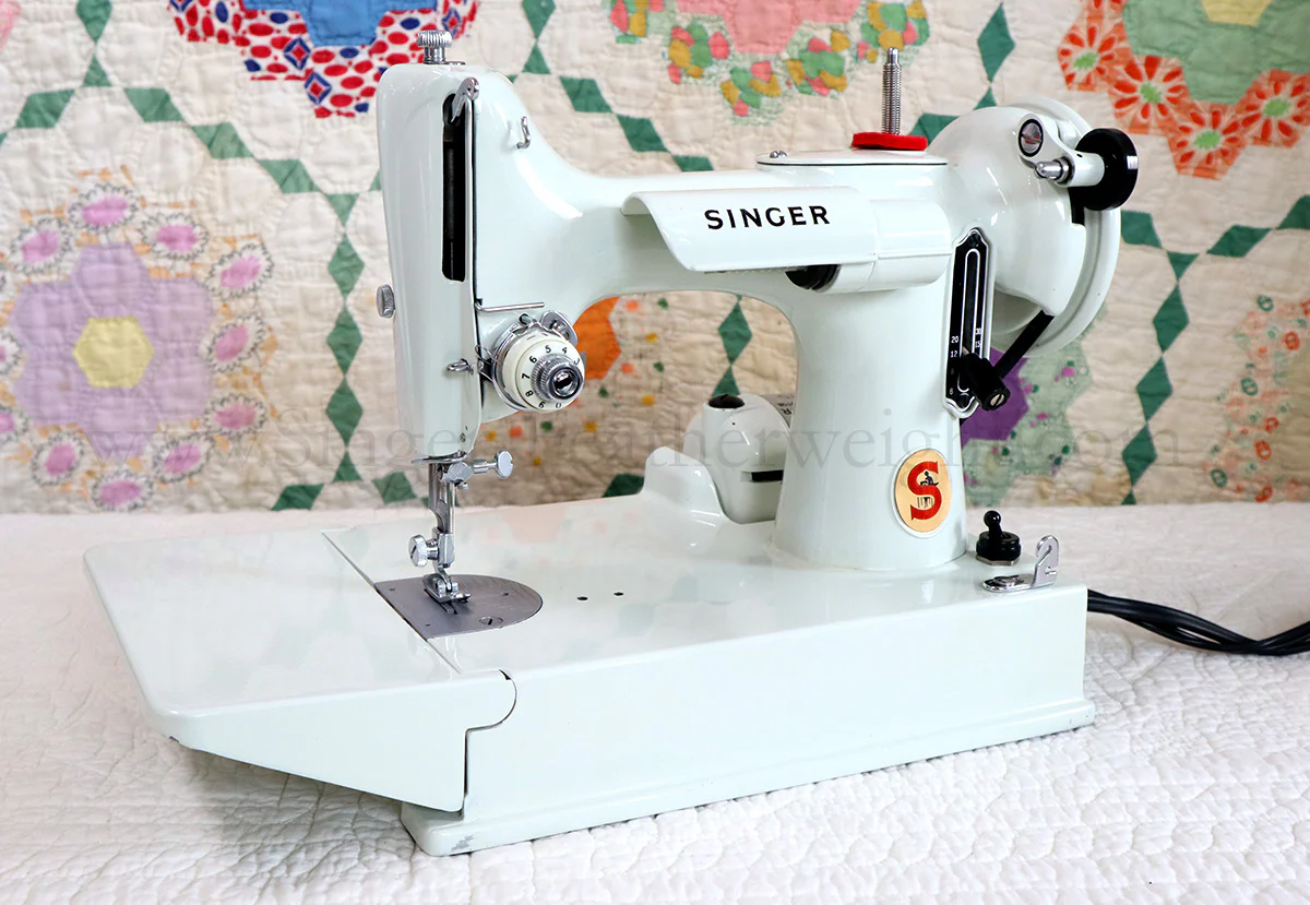 Singer Featherweight 221K Sewing Machine, WHITE EV957*** - Image 3