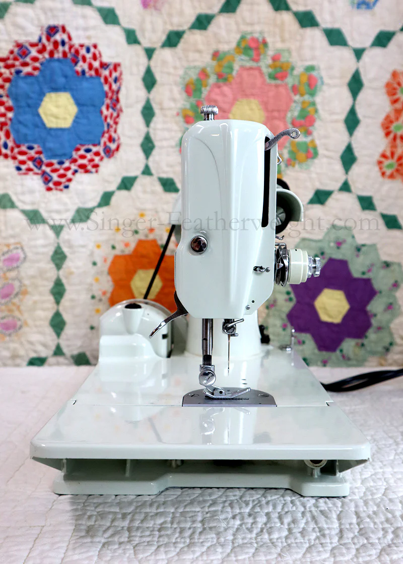 Singer Featherweight 221K Sewing Machine, WHITE EV957*** - Image 4