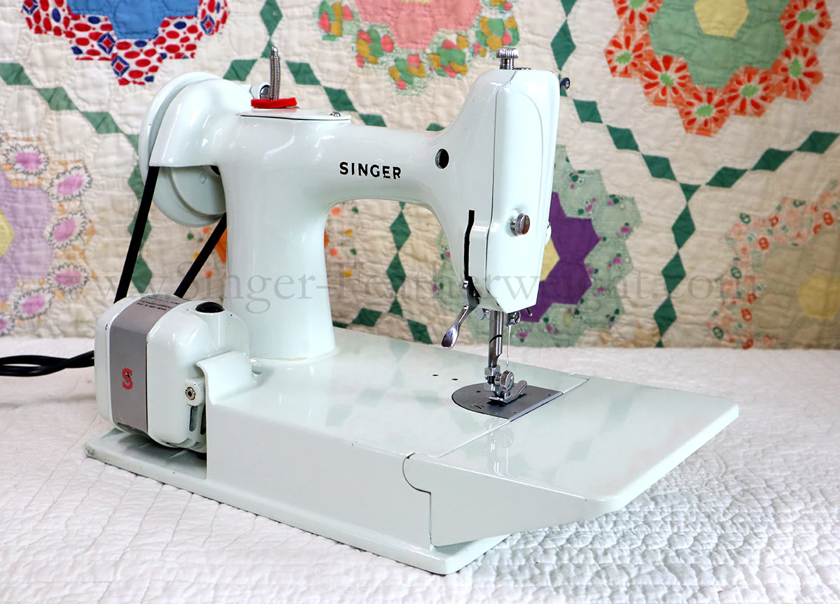 Singer Featherweight 221K Sewing Machine, WHITE EV957*** - Image 6