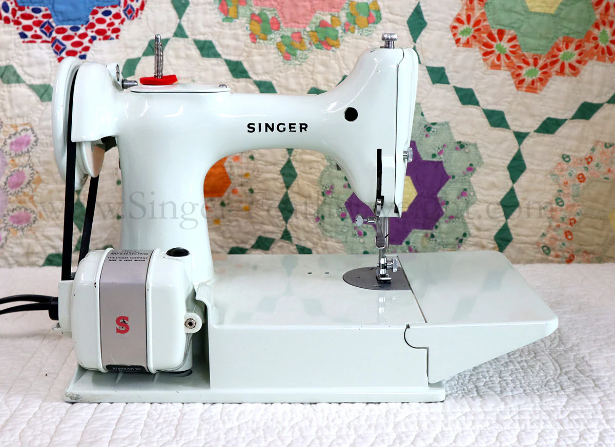 Singer Featherweight 221K Sewing Machine, WHITE EV957*** - Image 7