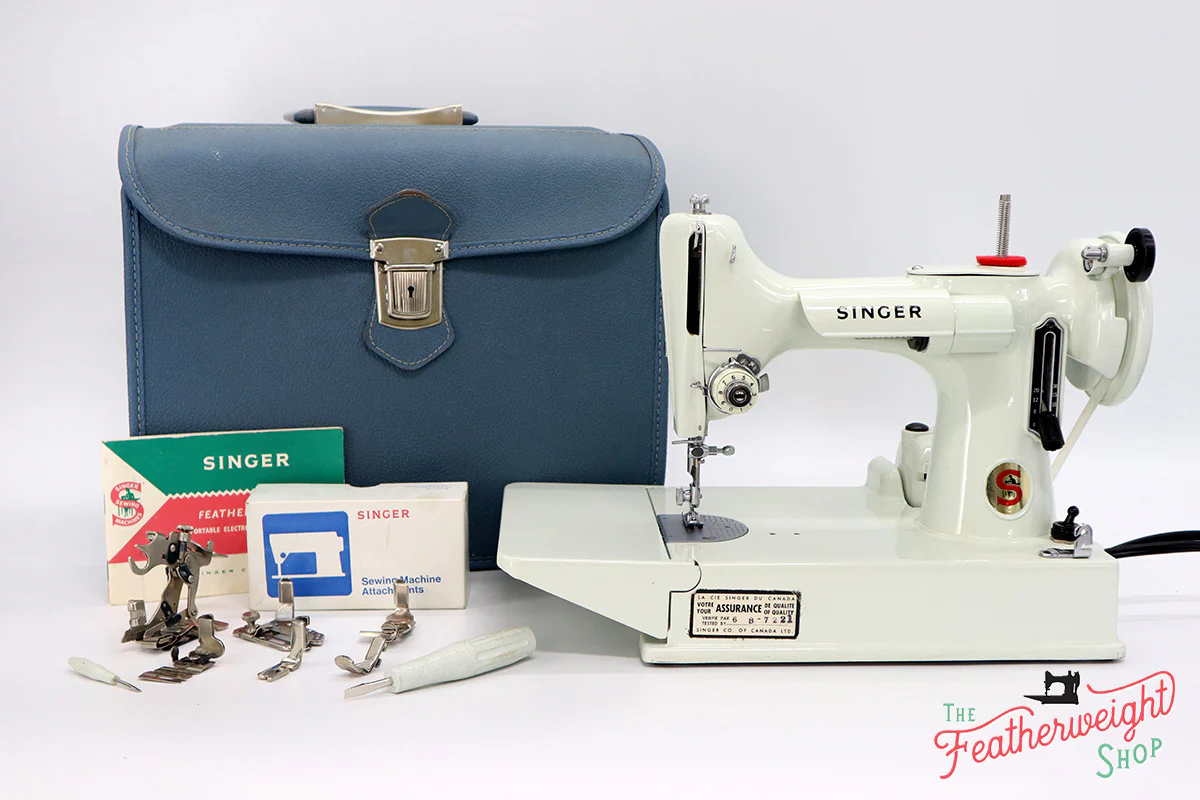 Singer Featherweight 221K Sewing Machine, WHITE EV958***