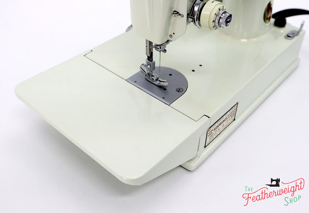 Singer Featherweight 221K Sewing Machine, WHITE EV958*** - Image 12