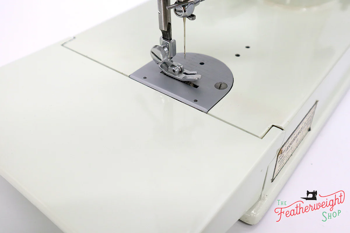 Singer Featherweight 221K Sewing Machine, WHITE EV958*** - Image 13