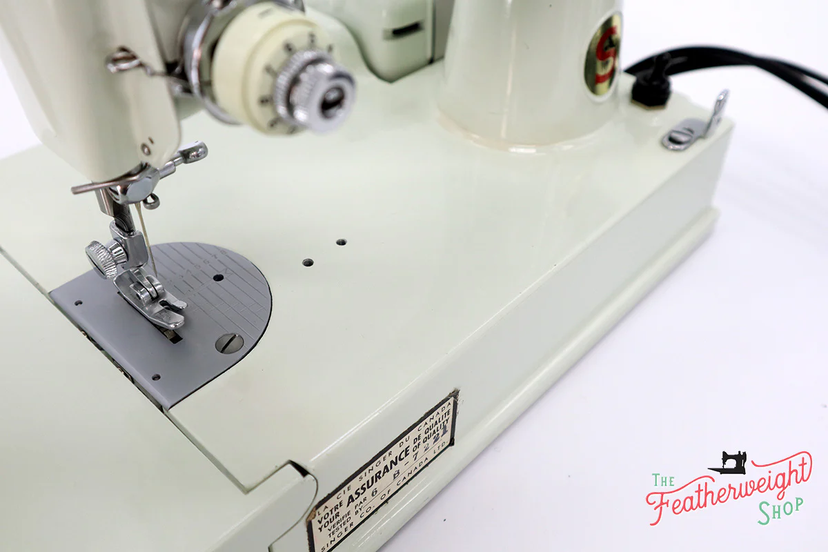 Singer Featherweight 221K Sewing Machine, WHITE EV958*** - Image 14