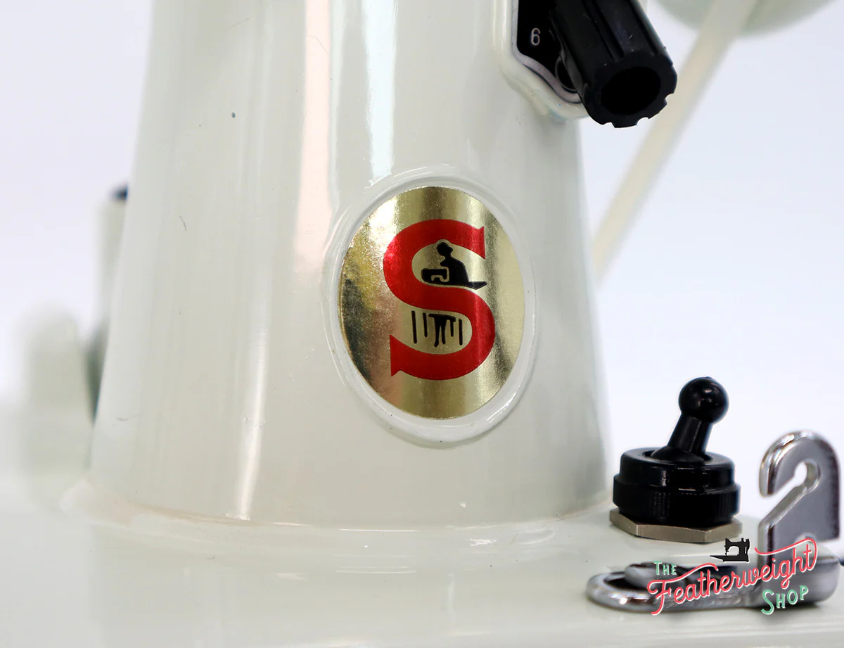 Singer Featherweight 221K Sewing Machine, WHITE EV958*** - Image 21