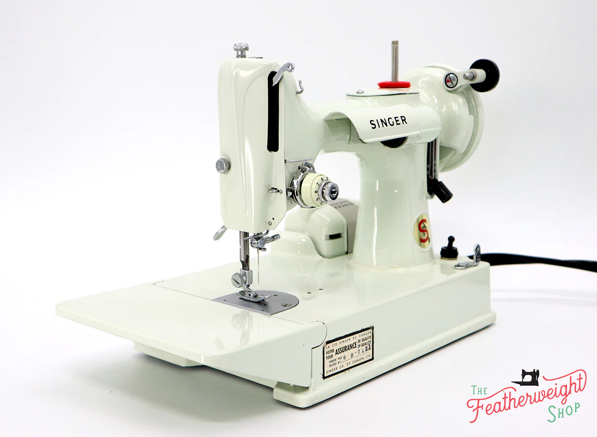 Singer Featherweight 221K Sewing Machine, WHITE EV958*** - Image 4