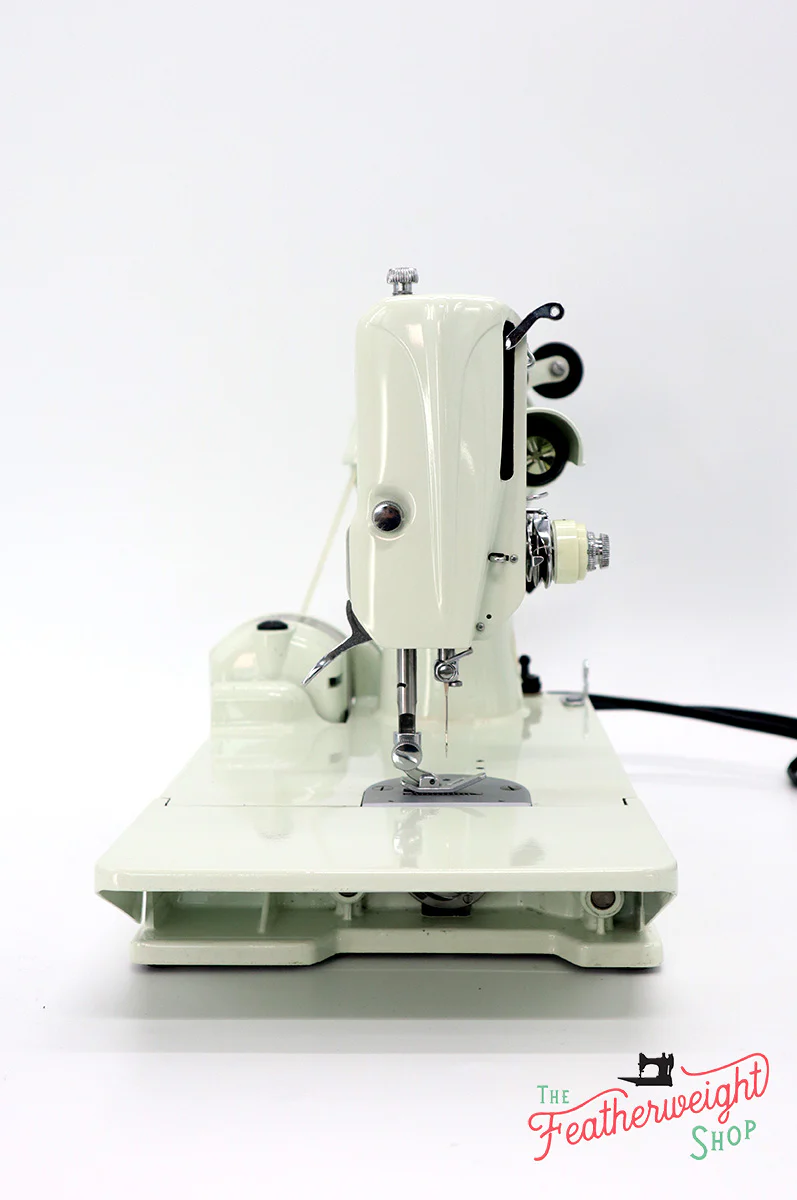 Singer Featherweight 221K Sewing Machine, WHITE EV958*** - Image 5