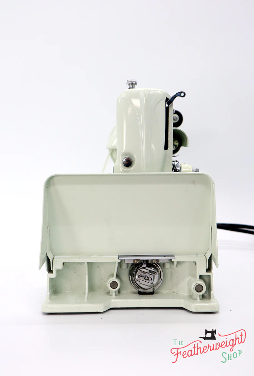 Singer Featherweight 221K Sewing Machine, WHITE EV958*** - Image 6