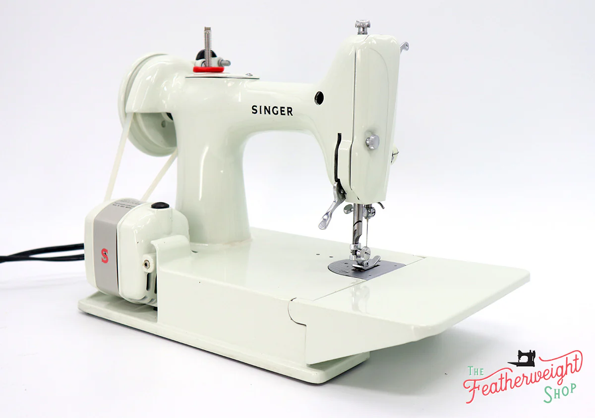 Singer Featherweight 221K Sewing Machine, WHITE EV958*** - Image 7