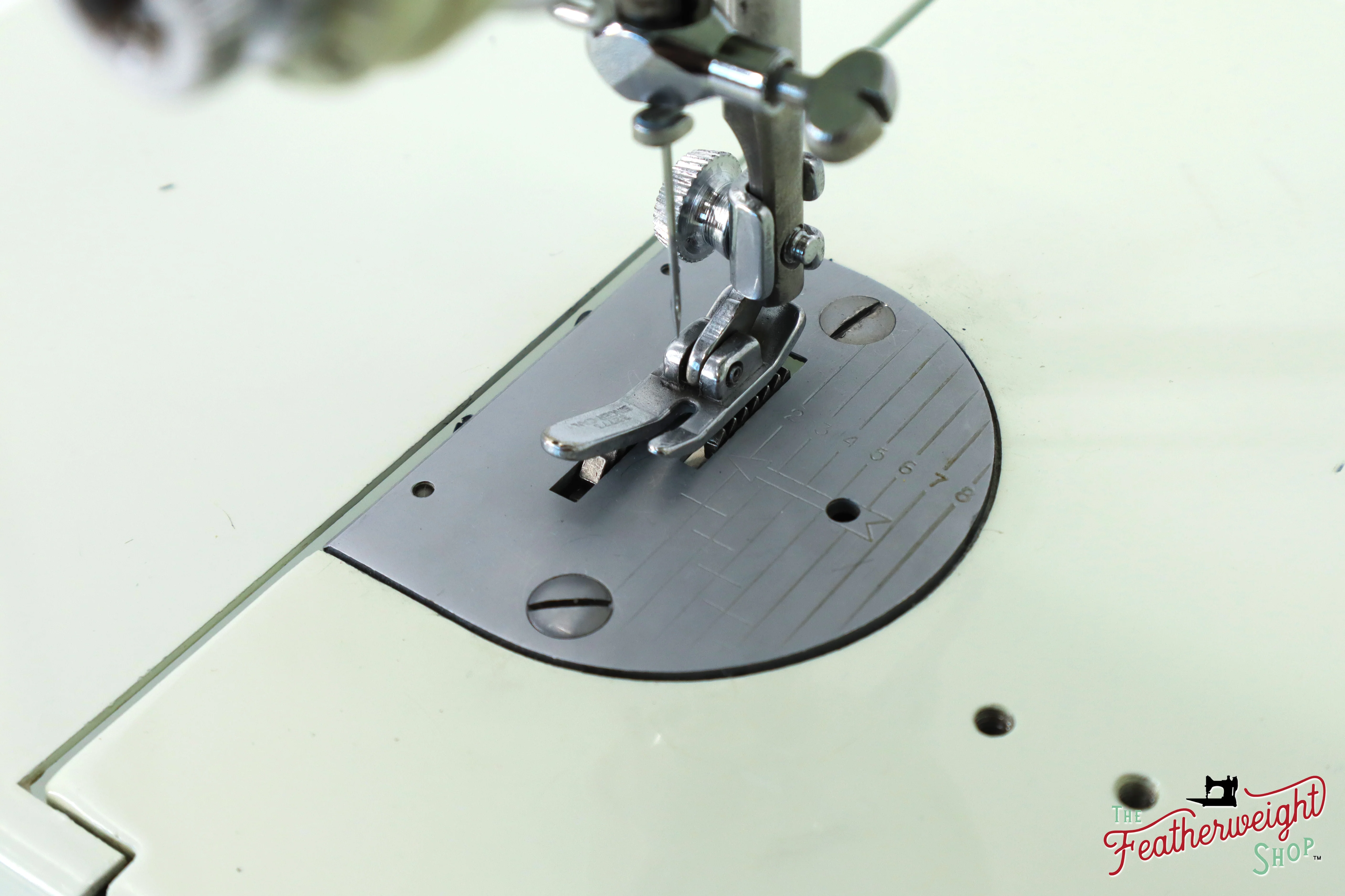 Singer Featherweight 221K Sewing Machine, WHITE EV9626** - RARE Case! - Image 16