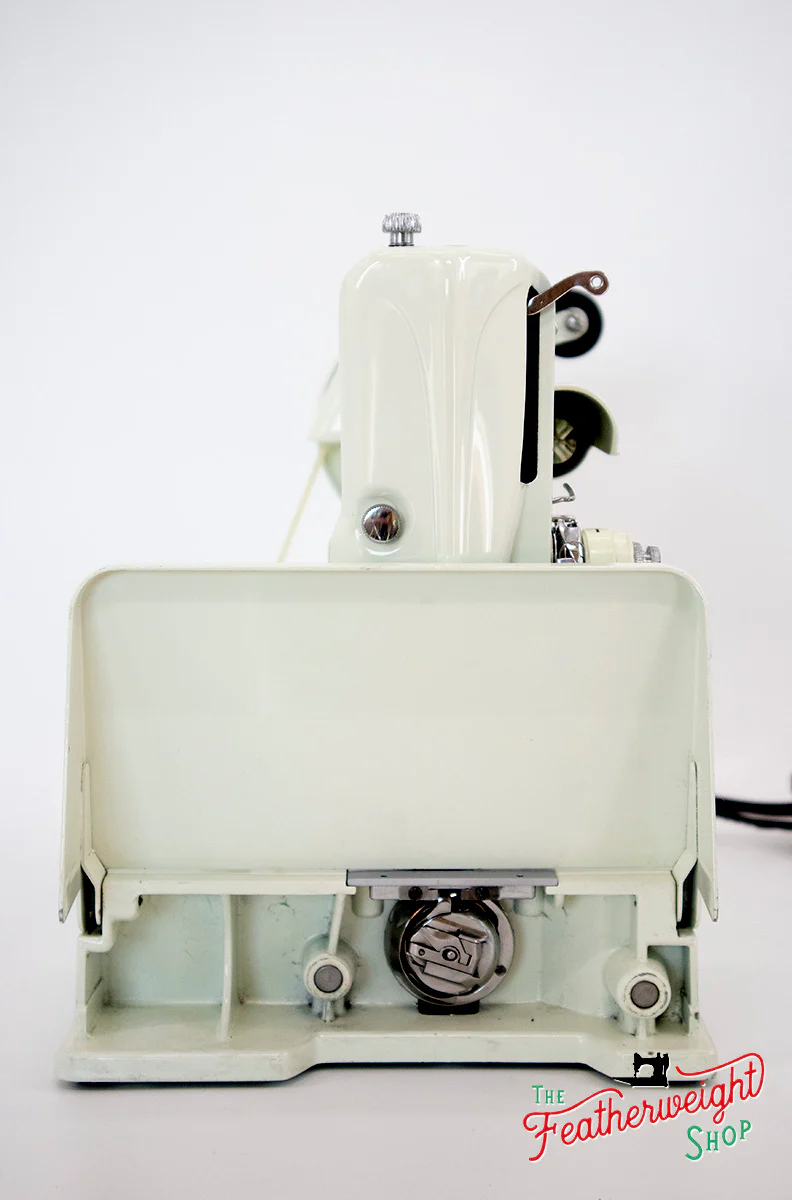 Singer Featherweight 221K Sewing Machine, WHITE EV963*** - Image 4