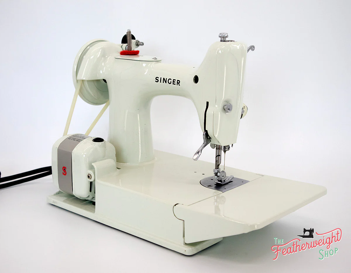 Singer Featherweight 221K Sewing Machine, WHITE EV963*** - Image 5