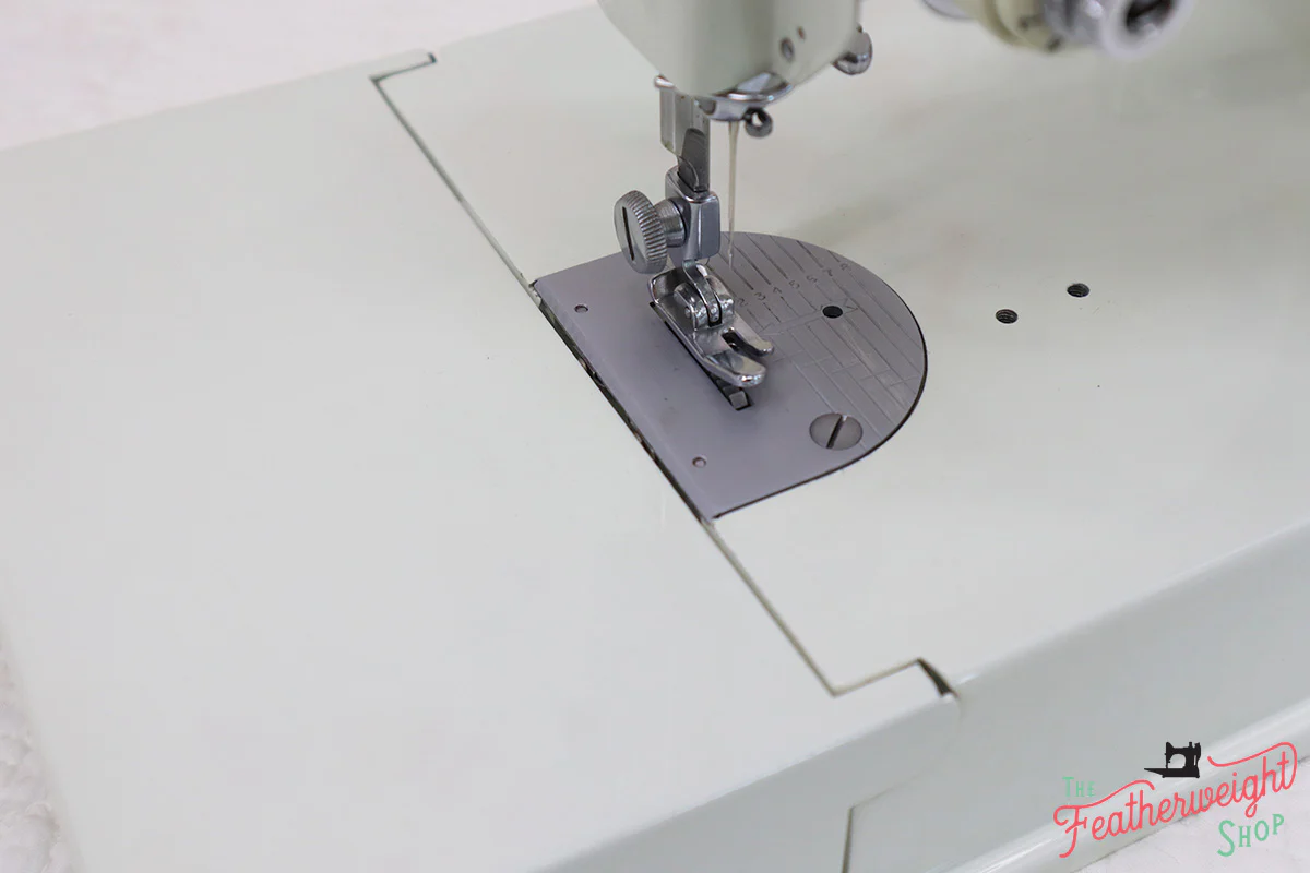 Singer Featherweight 221K Sewing Machine, WHITE EV964*** - Image 10
