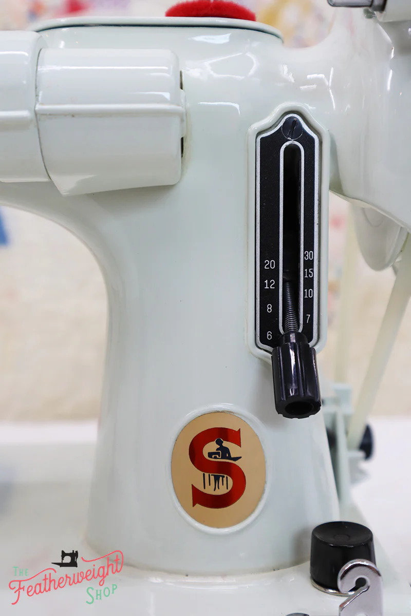 Singer Featherweight 221K Sewing Machine, WHITE EV964*** - Image 16