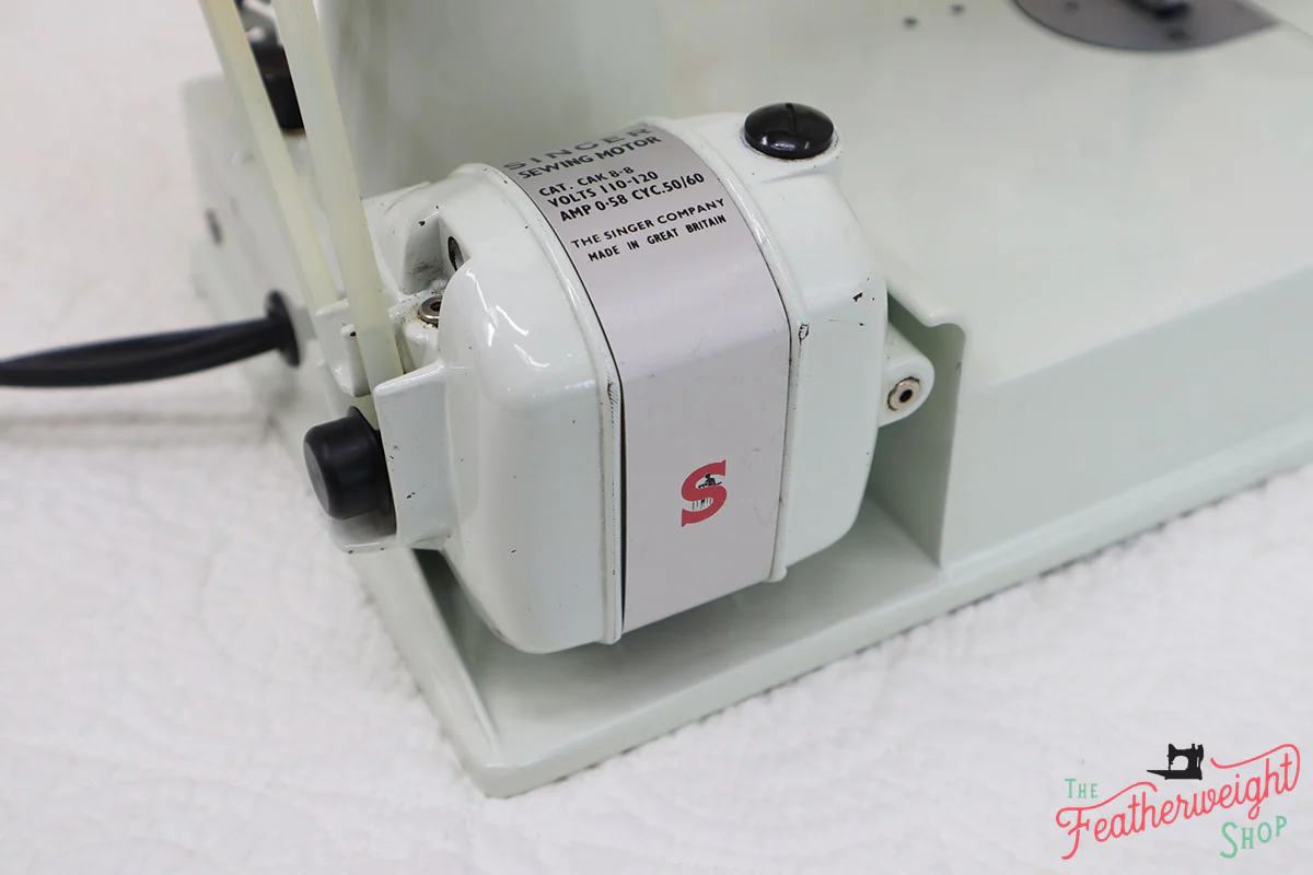 Singer Featherweight 221K Sewing Machine, WHITE EV964*** - Image 17