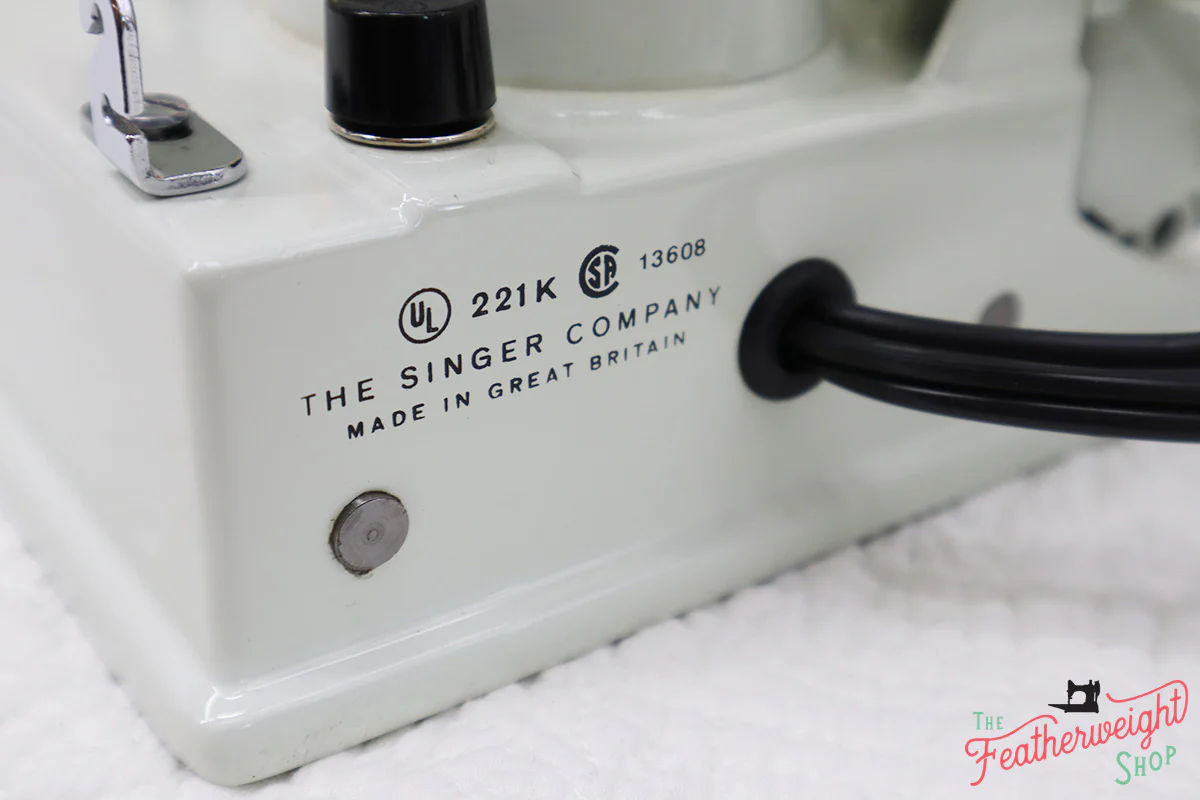 Singer Featherweight 221K Sewing Machine, WHITE EV964*** - Image 18
