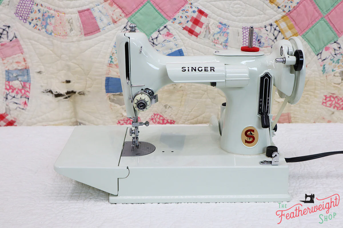 Singer Featherweight 221K Sewing Machine, WHITE EV964*** - Image 3