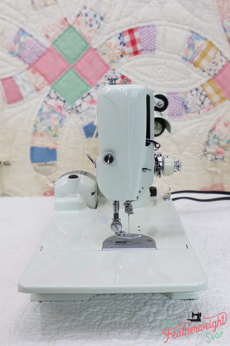 Singer Featherweight 221K Sewing Machine, WHITE EV964*** - Image 4