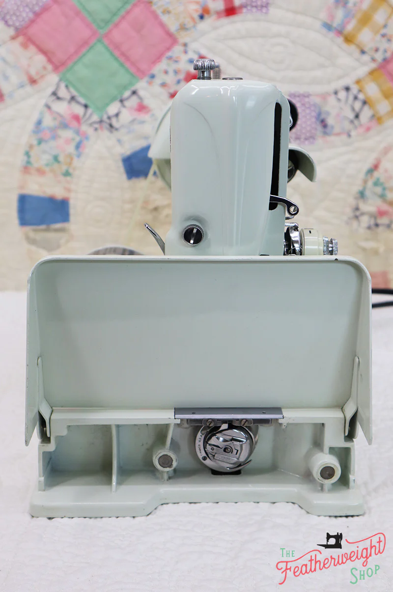 Singer Featherweight 221K Sewing Machine, WHITE EV964*** - Image 5