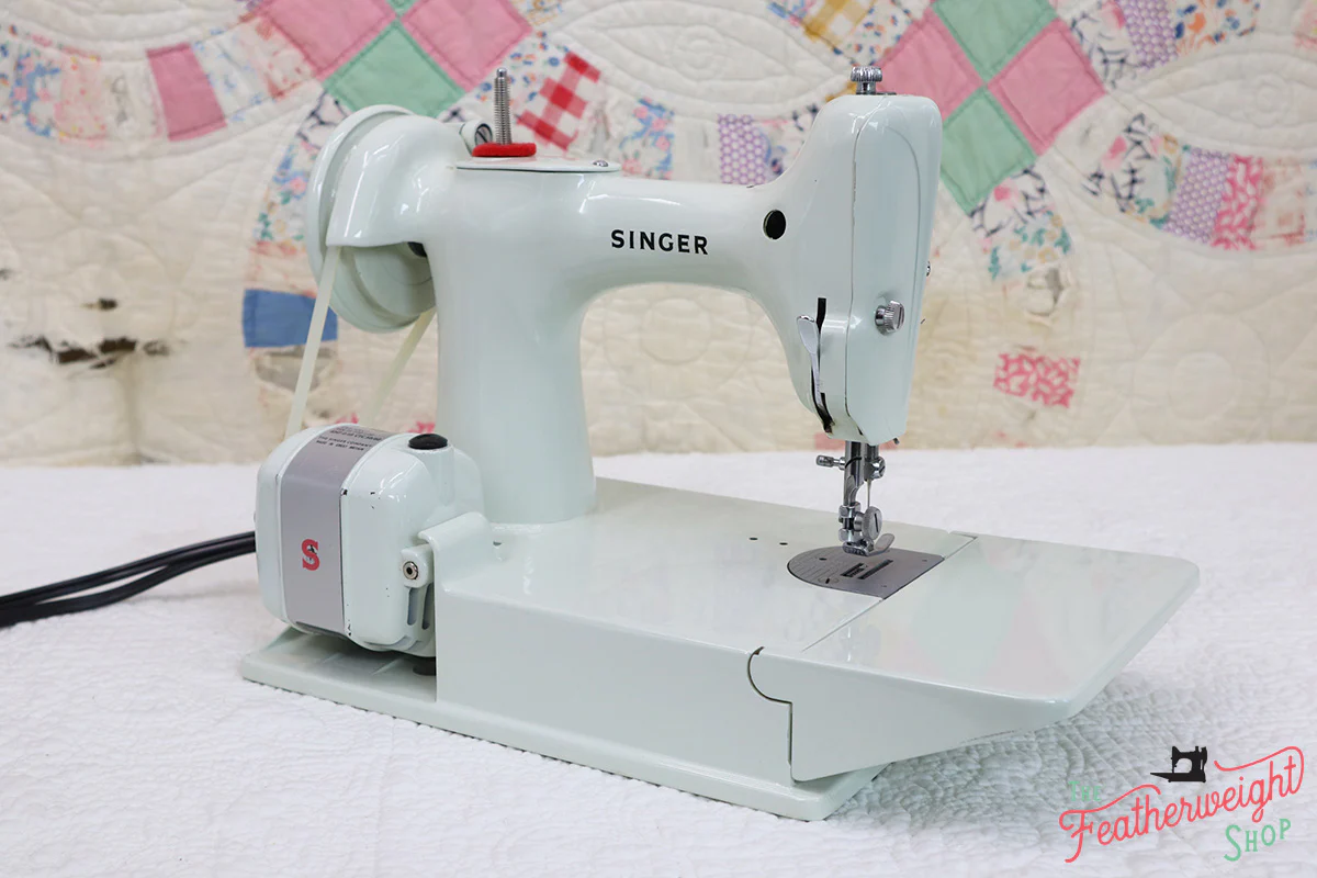 Singer Featherweight 221K Sewing Machine, WHITE EV964*** - Image 6