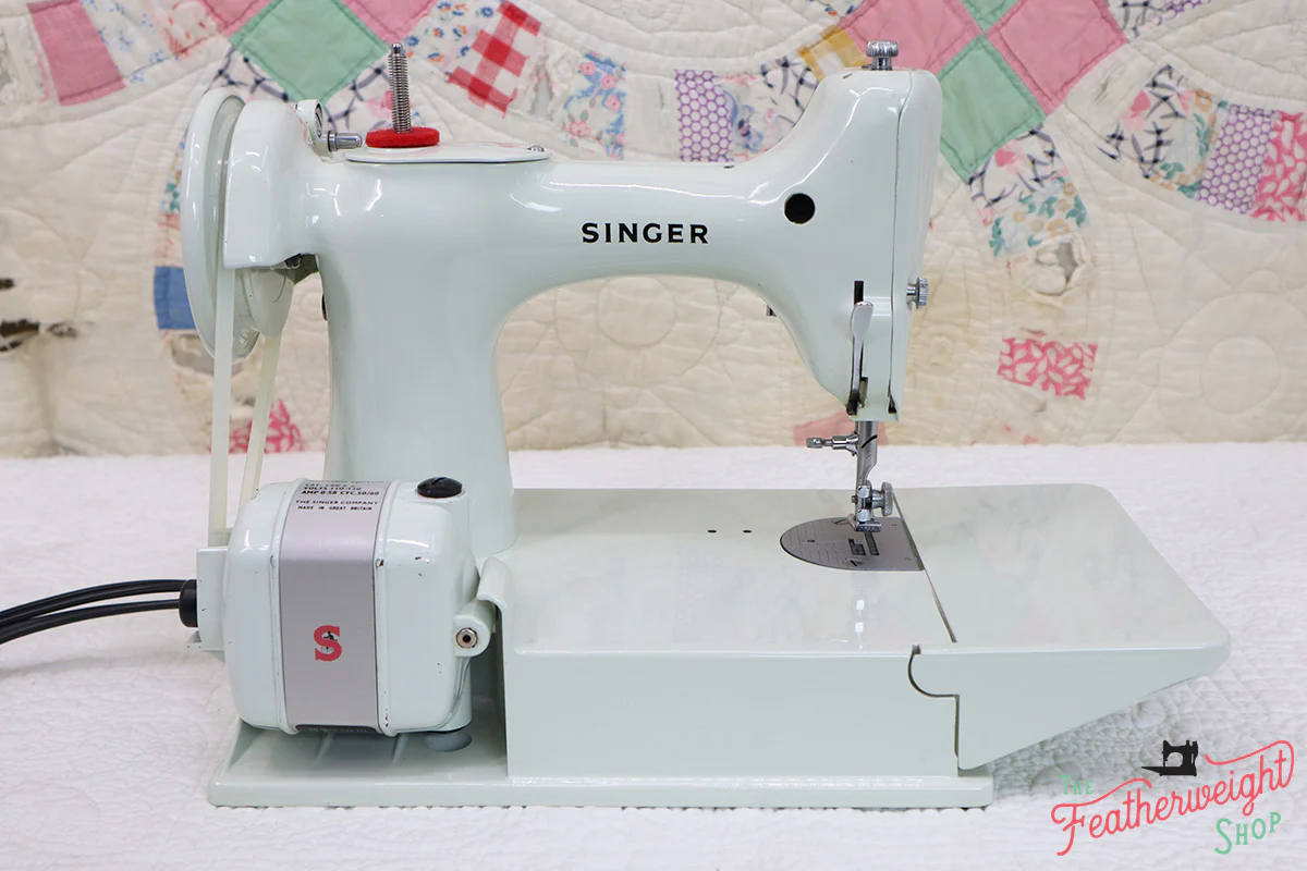 Singer Featherweight 221K Sewing Machine, WHITE EV964*** - Image 7
