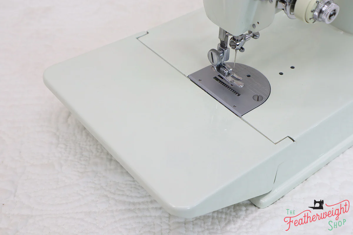Singer Featherweight 221K Sewing Machine, WHITE EV964*** - Image 8