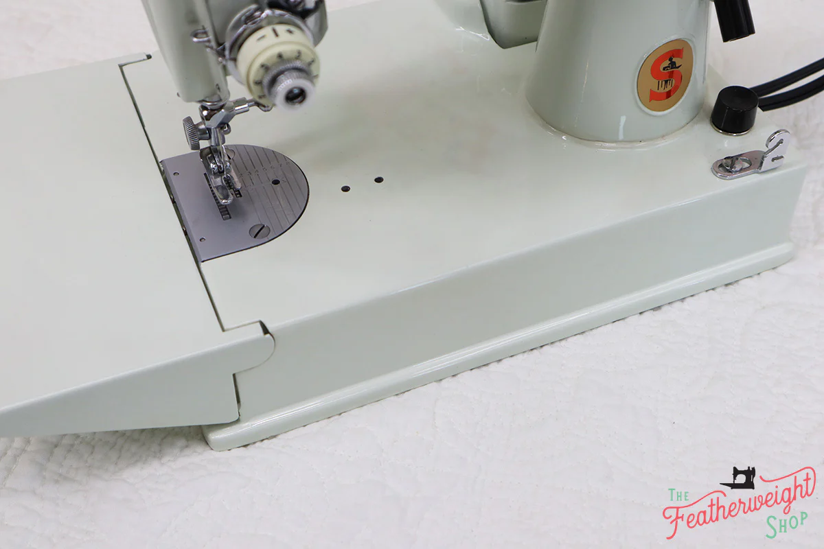 Singer Featherweight 221K Sewing Machine, WHITE EV964*** - Image 9