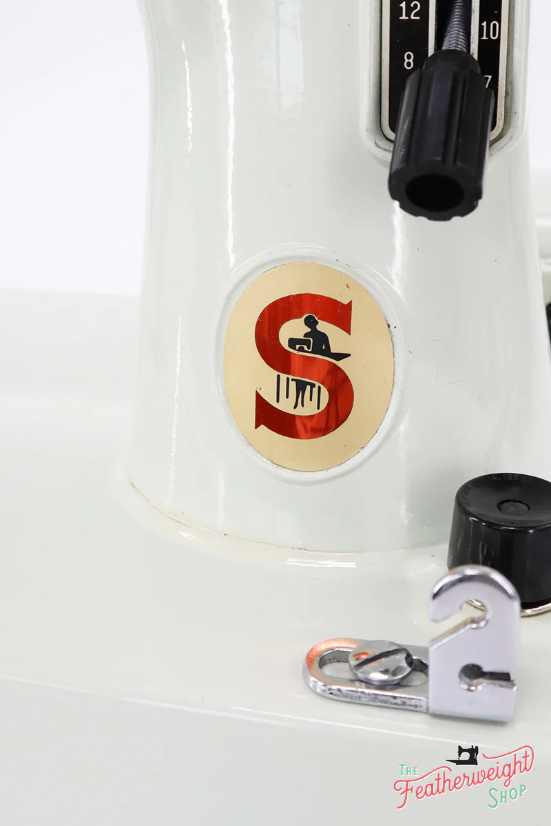 Singer Featherweight 221K Sewing Machine, WHITE EV991** - Image 8
