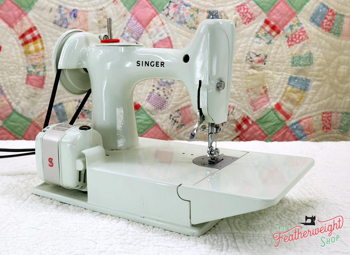 Singer Featherweight 221K Sewing Machine, WHITE EV993*** - Image 6