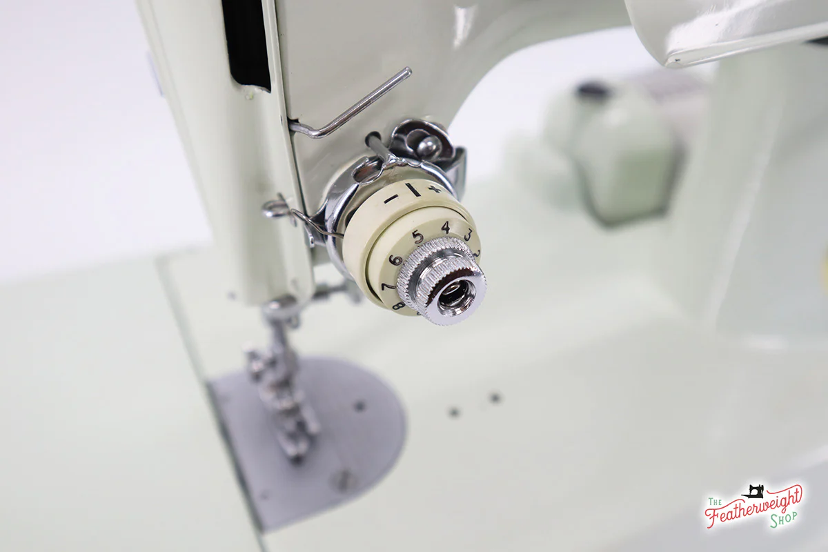 Singer Featherweight 221K Sewing Machine, WHITE EV9938** - Image 11