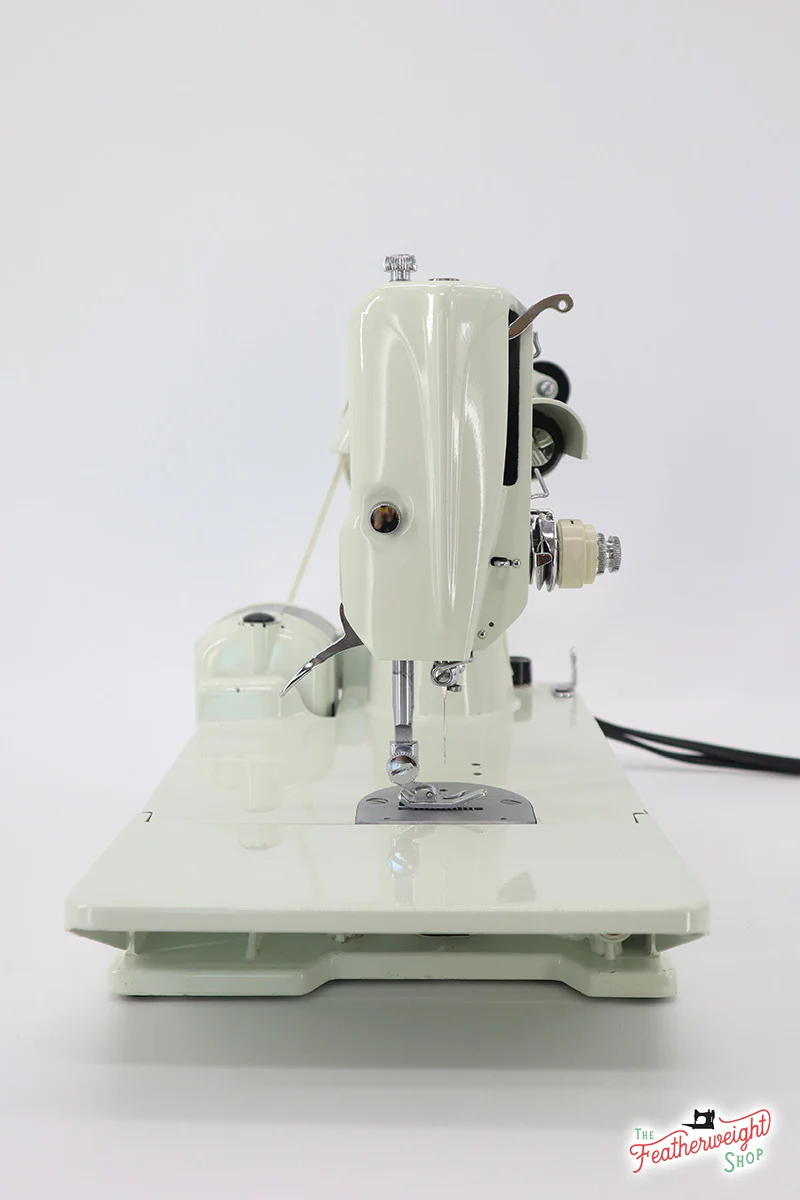 Singer Featherweight 221K Sewing Machine, WHITE EV9938** - Image 4