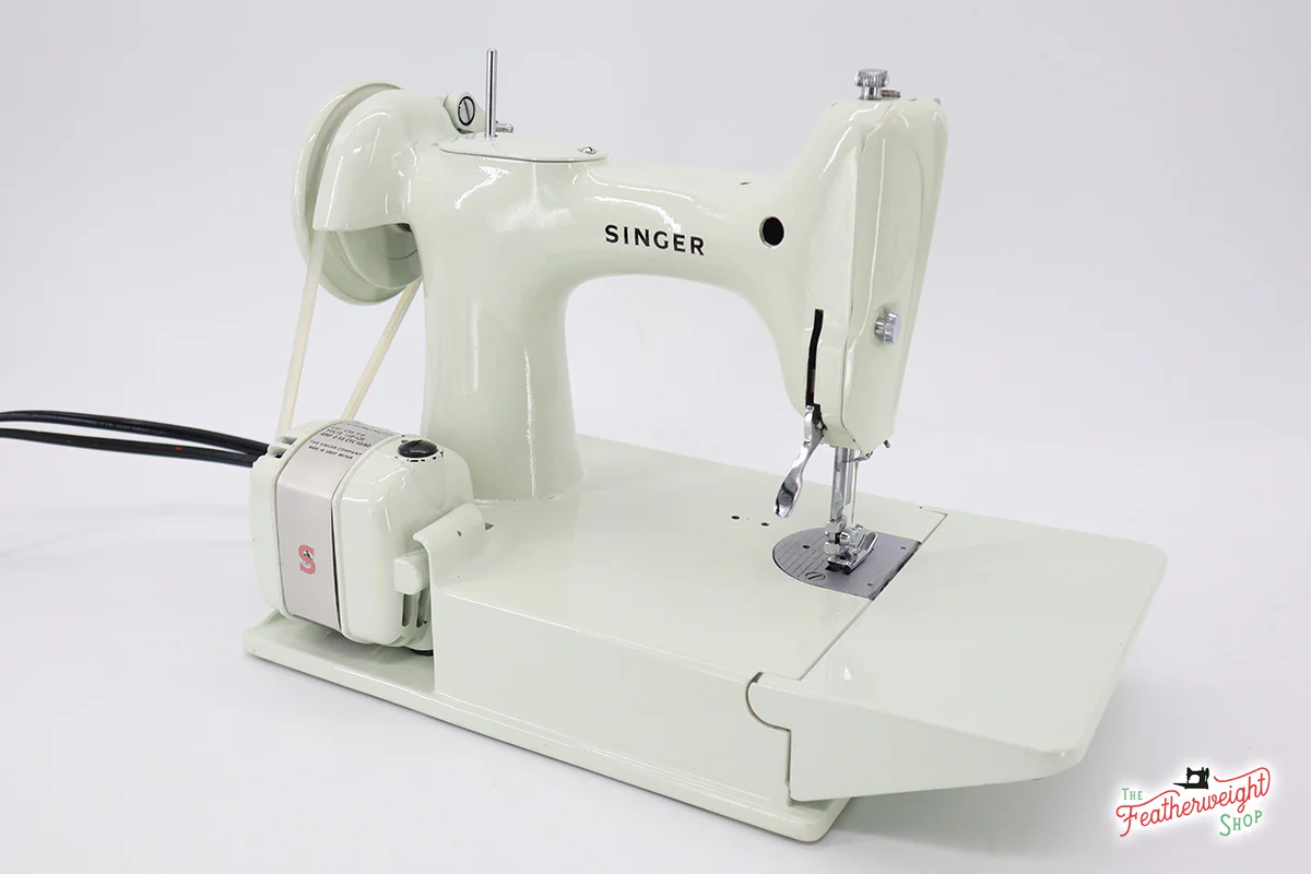 Singer Featherweight 221K Sewing Machine, WHITE EV9938** - Image 6