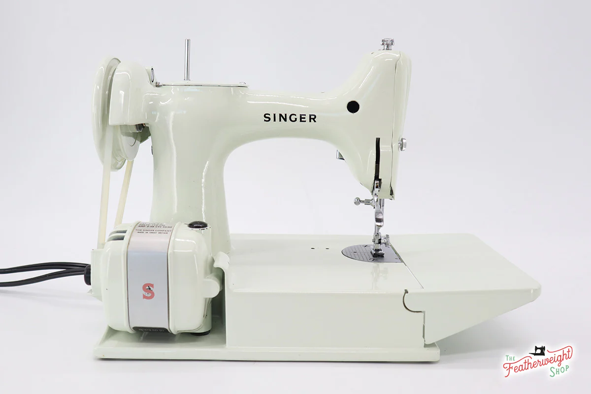 Singer Featherweight 221K Sewing Machine, WHITE EV9938** - Image 7