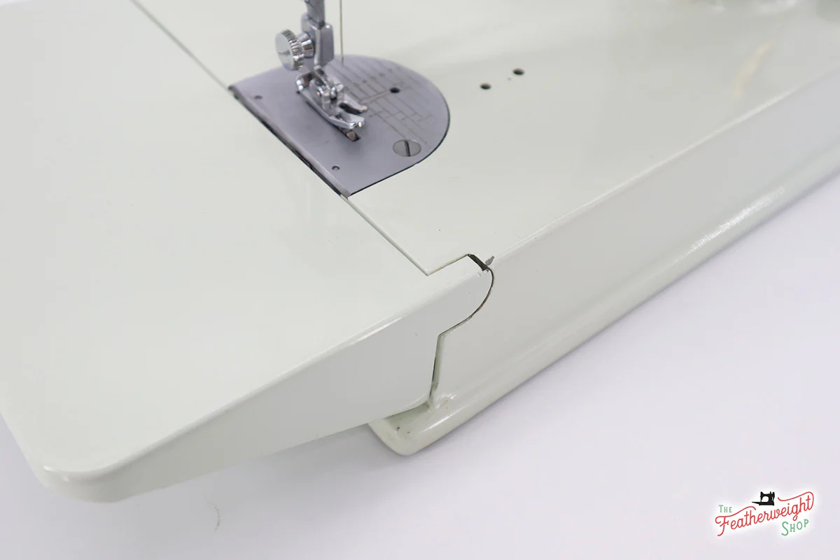 Singer Featherweight 221K Sewing Machine, WHITE EV9938** - Image 8