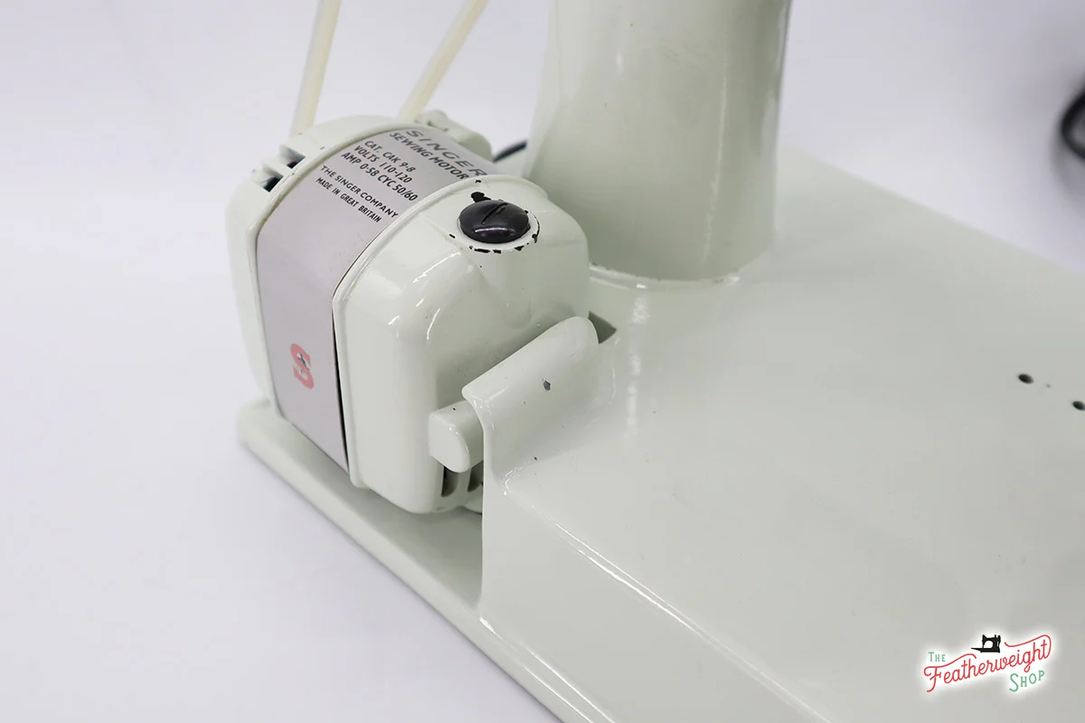 Singer Featherweight 221K Sewing Machine, WHITE EV9938** - Image 9