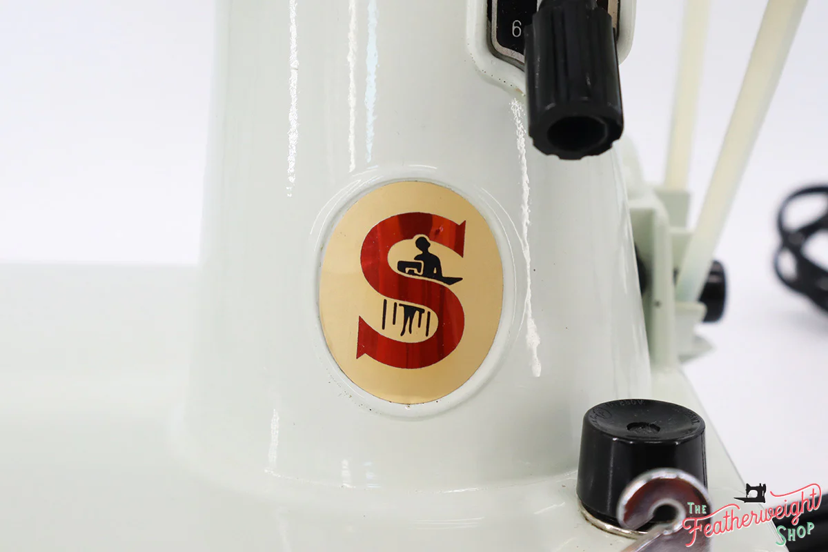 Singer Featherweight 221K Sewing Machine, WHITE EY844*** - Image 16