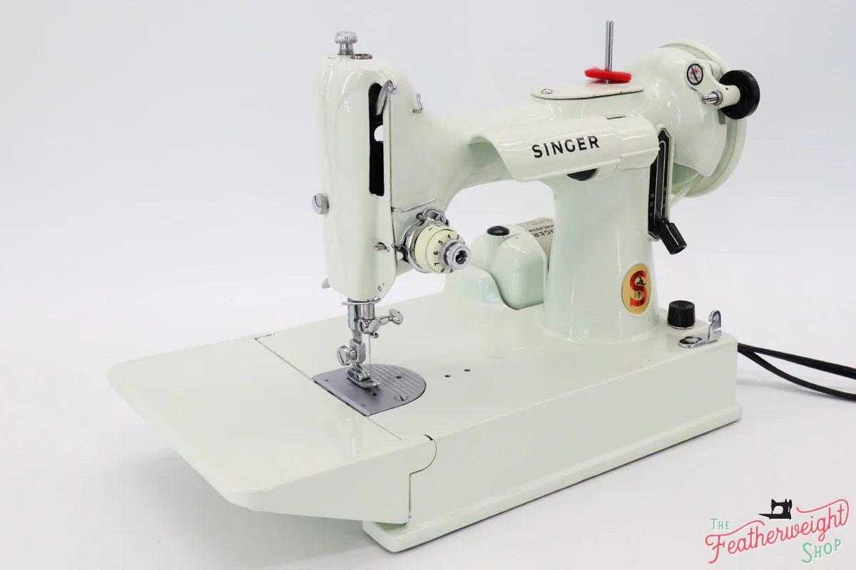 Singer Featherweight 221K Sewing Machine, WHITE EY844*** - Image 4