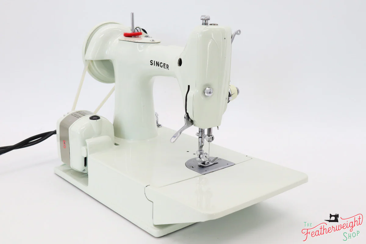 Singer Featherweight 221K Sewing Machine, WHITE EY844*** - Image 5