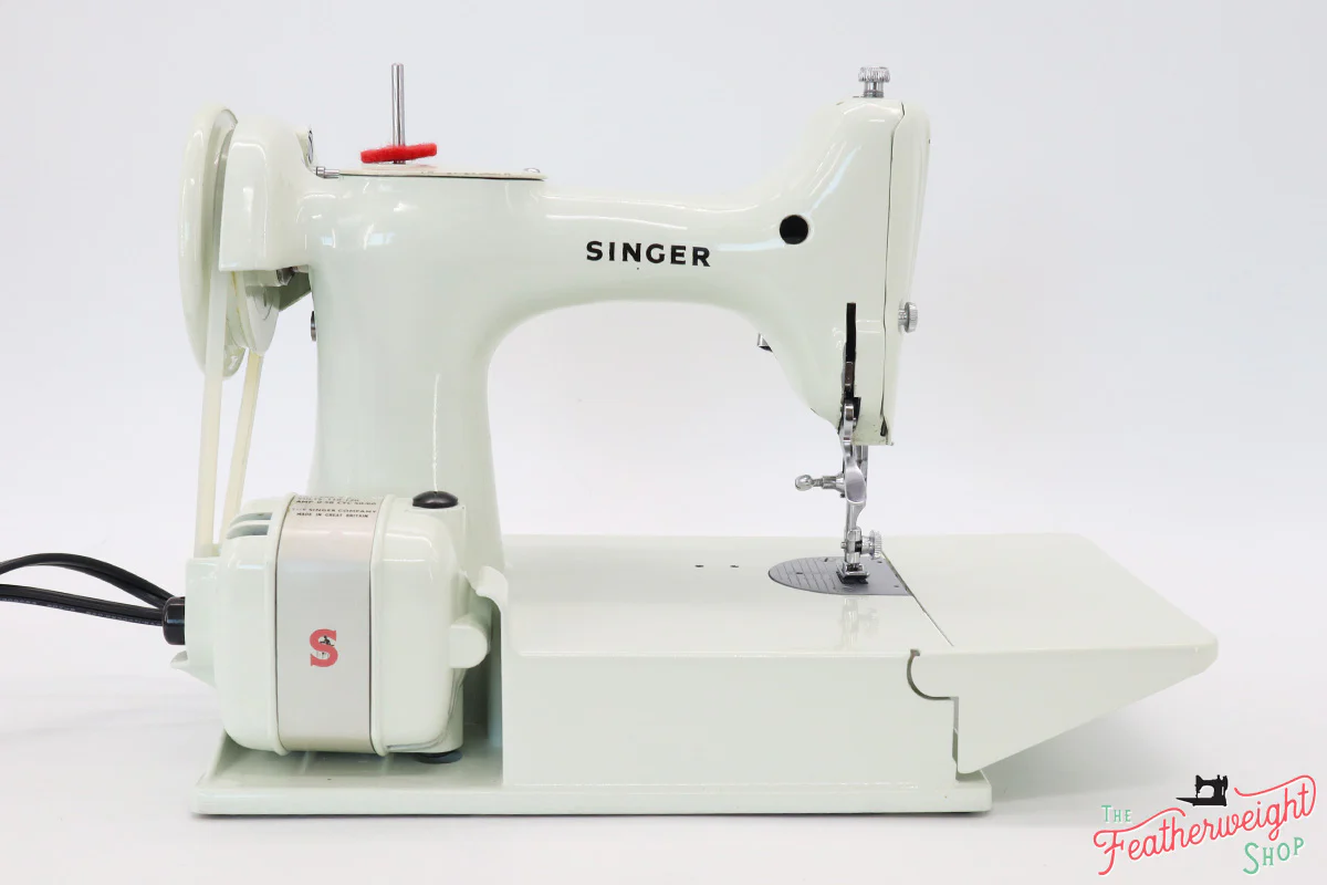 Singer Featherweight 221K Sewing Machine, WHITE EY844*** - Image 6
