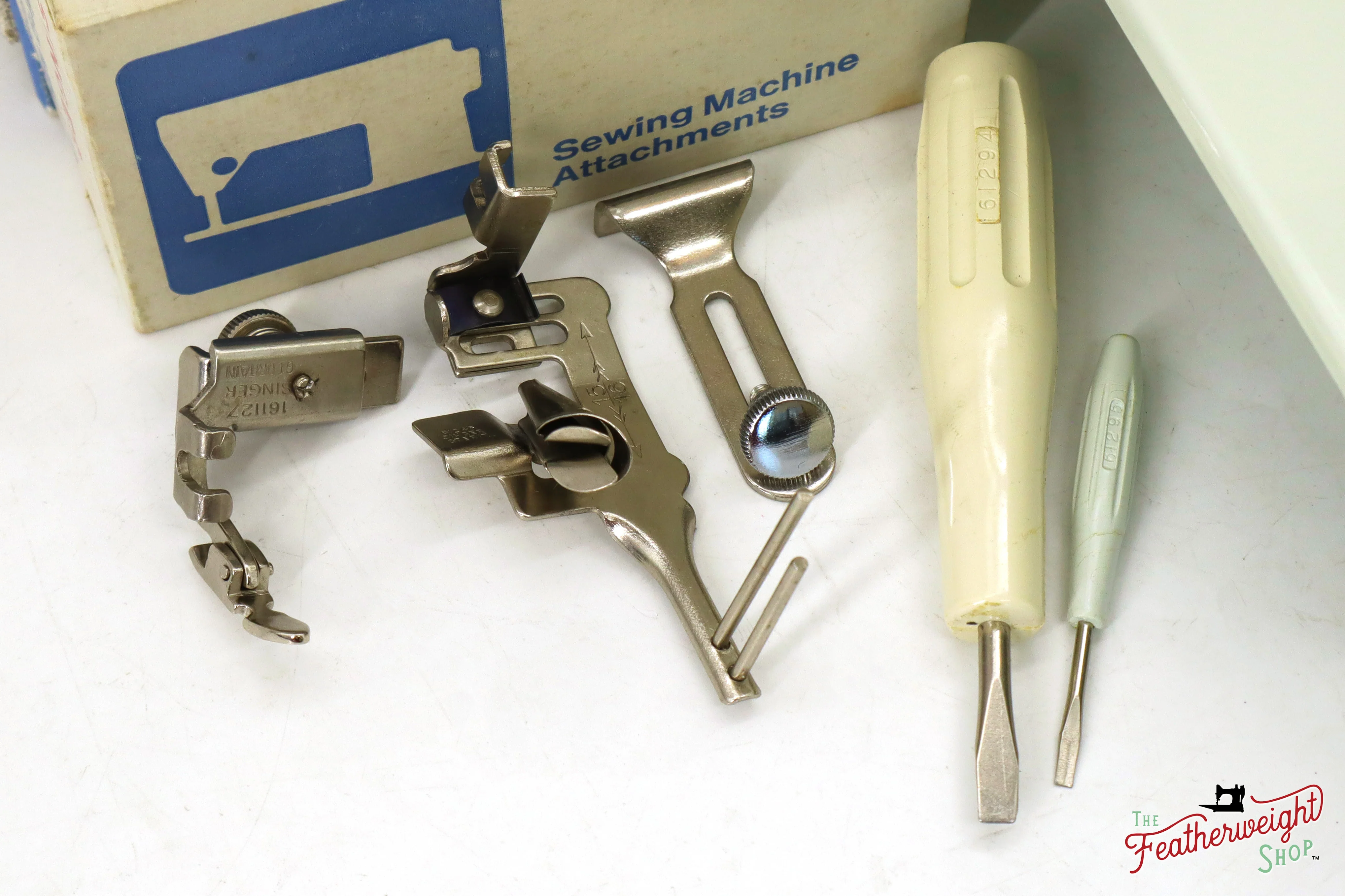 Singer Featherweight 221K Sewing Machine, WHITE FA219*** - RARE Case! - Image 19