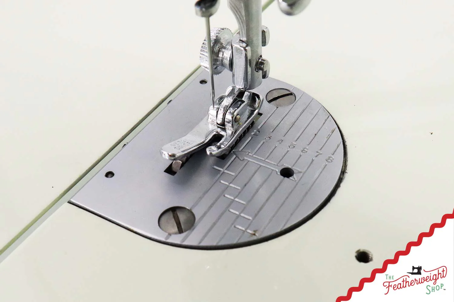 Singer Featherweight 221K Sewing Machine, WHITE FA22365* - RARE Case! - Image 15