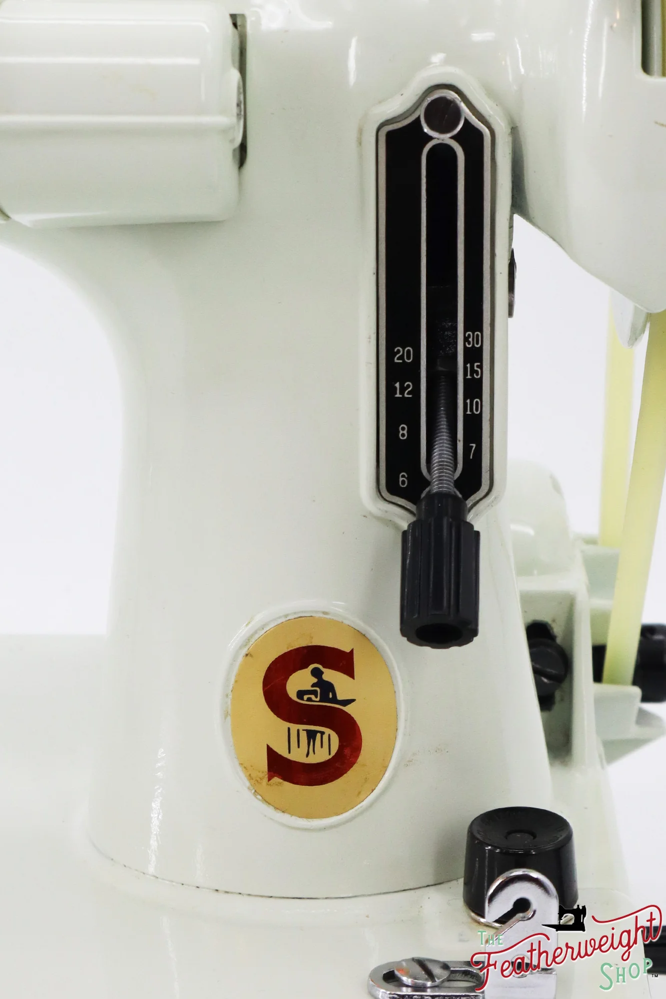 Singer Featherweight 221K Sewing Machine, WHITE FA2261** - RARE Case! - Image 13