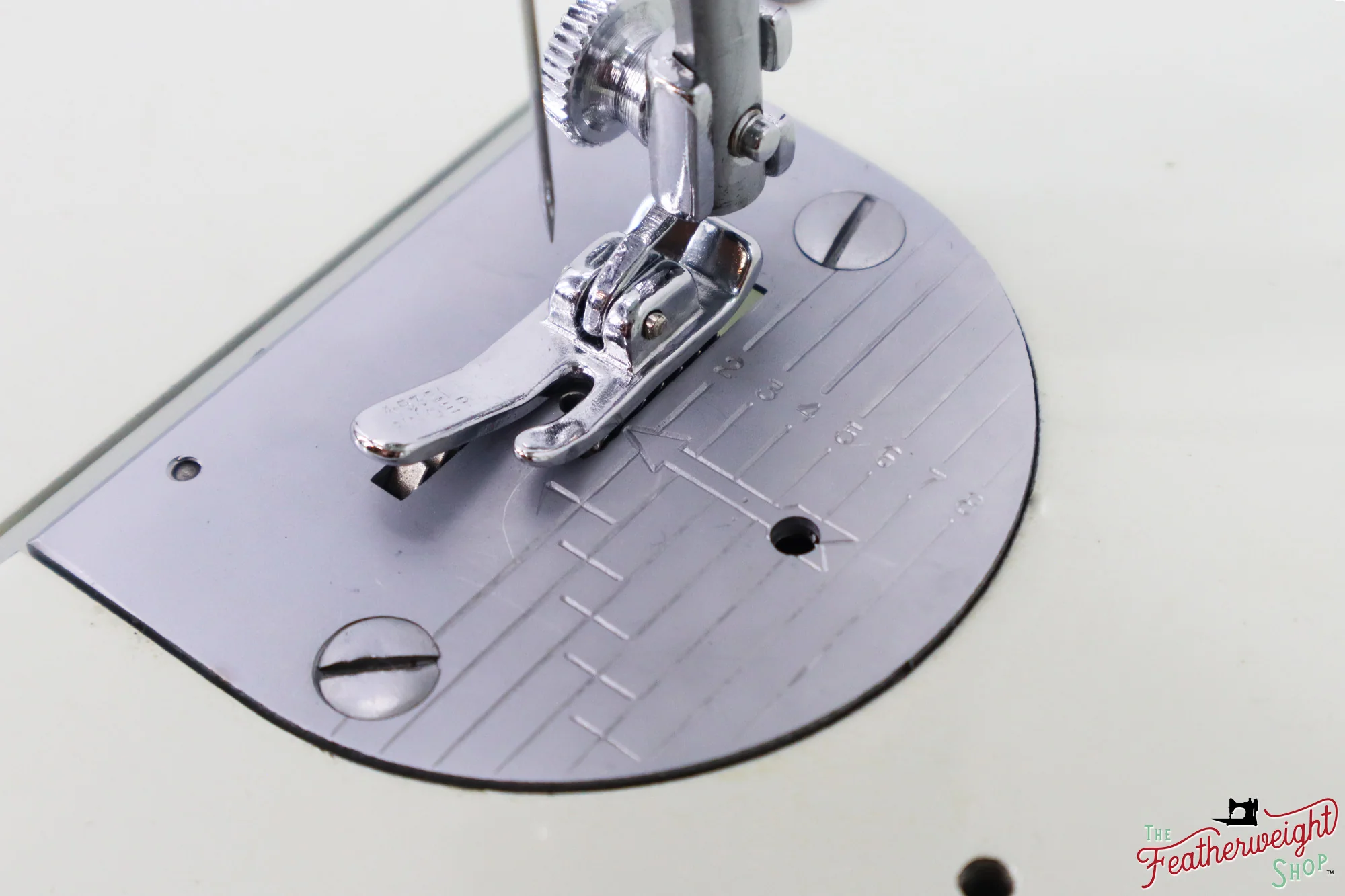 Singer Featherweight 221K Sewing Machine, WHITE FA2261** - RARE Case! - Image 14